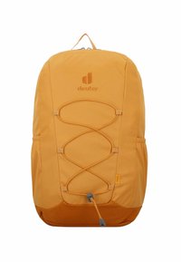 Mochila de tela amarilla con diseño de cordón elástico en el frente, bolsillos laterales y un asa en la parte superior. Presenta un logo de marca bordado en el frente.