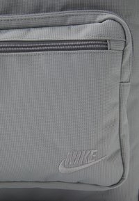 Nike Sportswear HERITAGE UNISEX - Mochila - particle grey
