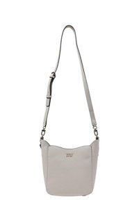 Borsa a tracolla grigia in pelle con superficie texturizzata, tracolla regolabile e un accento con logo sulla parte anteriore. Bordo liscio, design semplice.