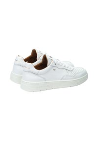 Sneakers bianchi in pelle con dettagli perforati, fodera marrone, suola in gomma testurizzata e accenti in oro sul tallone e sulla linguetta.