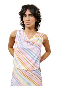 Mehrfarbiges, ärmelloses Oberteil mit diagonalen Streifen in pastellfarbenen Tönen von Pink, Blau, Orange und Gelb. Weicher Stoff mit drapierter Rundhalsöffnung.
