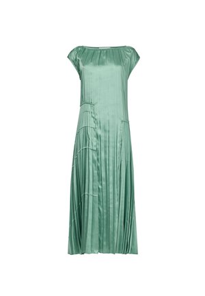 Satin groene jurk met korte cap sleeves, geplooide textuur, vloeiende uitstraling, knielange snit en een ontspannen pasvorm bij het lijfje.