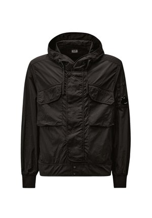 Giacca nera leggera con Cappuccio, dotata di due tasche frontali, chiusura con zip e polsini elasticizzati. Realizzata in tessuto texturizzato con finitura opaca.