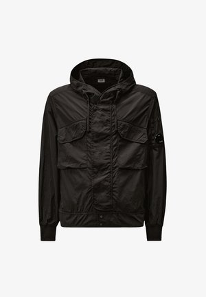 Giacca nera leggera con Cappuccio, dotata di due tasche frontali, chiusura con zip e polsini elasticizzati. Realizzata in tessuto texturizzato con finitura opaca.