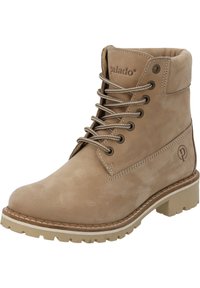 Stivaletto beige in suede con punta rotonda, sei fori per i lacci e lacci a contrasto. Presenta una suola in gomma e un logo impresso sul lato.