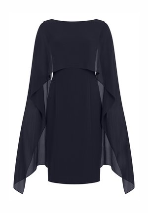 Schwarzes knieumspieltes Kleid mit langen, fließenden, durchsichtigen Cape-Ärmeln und einem Bootsausschnitt, auf einem weißen Hintergrund präsentiert.