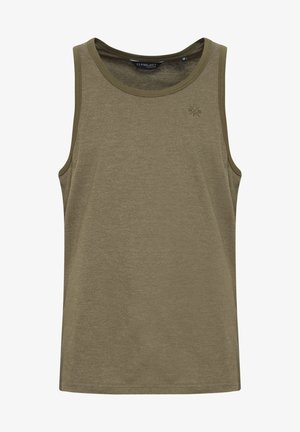 Olīvu zaļš bezpiegu krekls, kas izgatavots no mīksta, elpojoša auduma. Tam ir apaļa kakla izgriezums un diskrets logo izšuvums uz krūšu daļas.