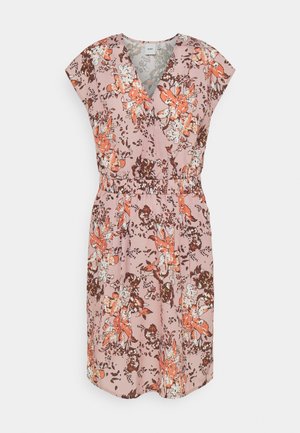 Blomstret kjole i pink stof med orange og brune accenter, V-udskæring, korte ærmer og indsnævret talje for en figursyet silhuet.