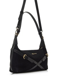 Bolso de ante negro con detalles en cuero, correa cruzada, herrajes dorados y un pequeño detalle de cremallera. Diseño compacto y angular.