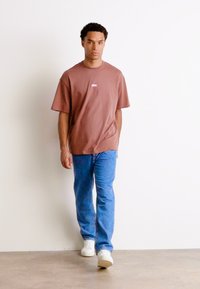 HUGO NALONO - Print T-shirt - medium brown