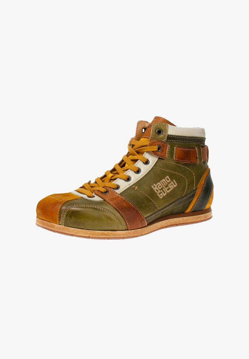 High-Top-Sneaker aus grünem, braunem und gelbem Leder. Verfügt über kontrastierende Nähte, runde Spitze, Gummisohle und ein Logodetail an der Seite.