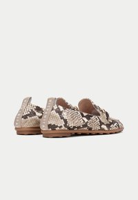 Gevoerde slip-on schoenen met slangenprint in een bruine en beige kleurstelling, met een rubberen zool en merkemblemen op de hak.