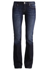 Siniset farkut suoran lahkeen istuvuudella, tummassa pesussa, etutaskuilla ja oranssilla ompeluyksityiskohdalla. Ei koristeita tai kulumista.