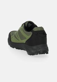 Czarny i zielony but sportowy z oddychającą górą z siateczki, wzmocnionym piętą oraz teksturowaną gumową podeszwą. Cechy wyróżniające projekt to akcenty boczne.