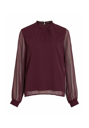 Bordeaux blouse met een hoge gerimpelde halslijn, lange doorschijnende mouwen en verzamelde manchetten; zachte stof met een gladde textuur.