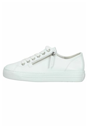 Weiße Ledersneaker mit strukturierter Oberfläche, seitlichem Reißverschluss, Schnürverschluss und flacher Gummisohle. Minimalistisches Design mit silbernen Details.