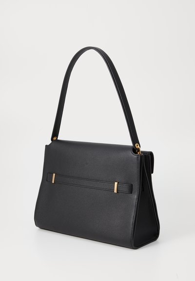 Bolsa de couro preto com uma forma estruturada, apresentando uma longa alça de ombro e acabamentos em tom de ouro na frente.