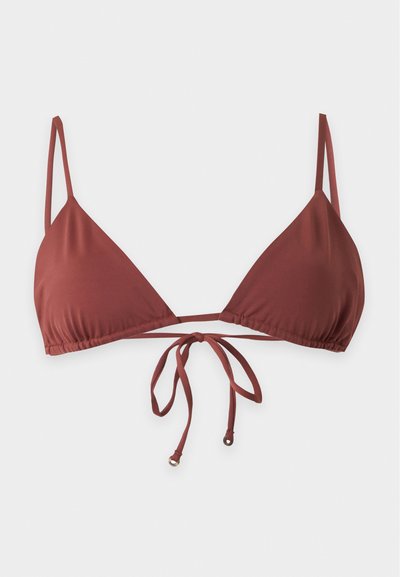 Top bikini marrón triangular con tirantes finos ajustables y cierre delantero con lazo sobre un fondo claro liso.