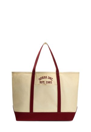 Borsa a tracolla in tela beige con dettagli bordeaux, dotata di due manici e ricamo "GUESS INC. EST. 1981" sul davanti. Dettagli di cucitura argentata.