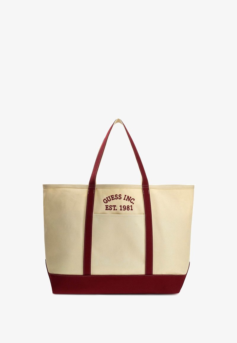 Beige Canvas-Shopper mit burgunderfarbenen Akzenten, ausgestattet mit zwei Griffen und besticktem "GUESS INC. EST. 1981" auf der Vorderseite. Silberne Stichdetails.