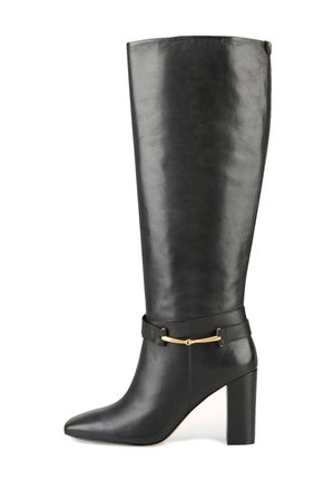 Botte haute jusqu'au genou en cuir noir avec talon, bout pointu et sangle décorative dorée avec boucle autour de la cheville.