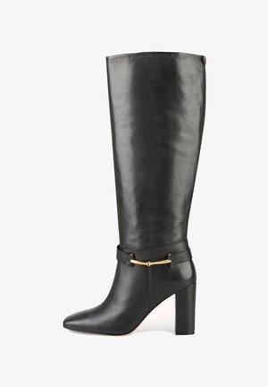 Botte haute jusqu'au genou en cuir noir avec talon, bout pointu et sangle décorative dorée avec boucle autour de la cheville.