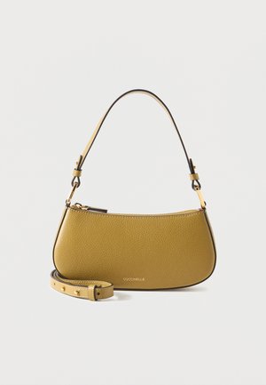 Χιαστί τσάντα ώμου από δέρμα σε ελιά πράσινο με υφή, χρυστό φερμουάρ, αποσπώμενο λουρί με τρουκς και μικρό χρυσό λογότυπο στο μπροστινό μέρος.