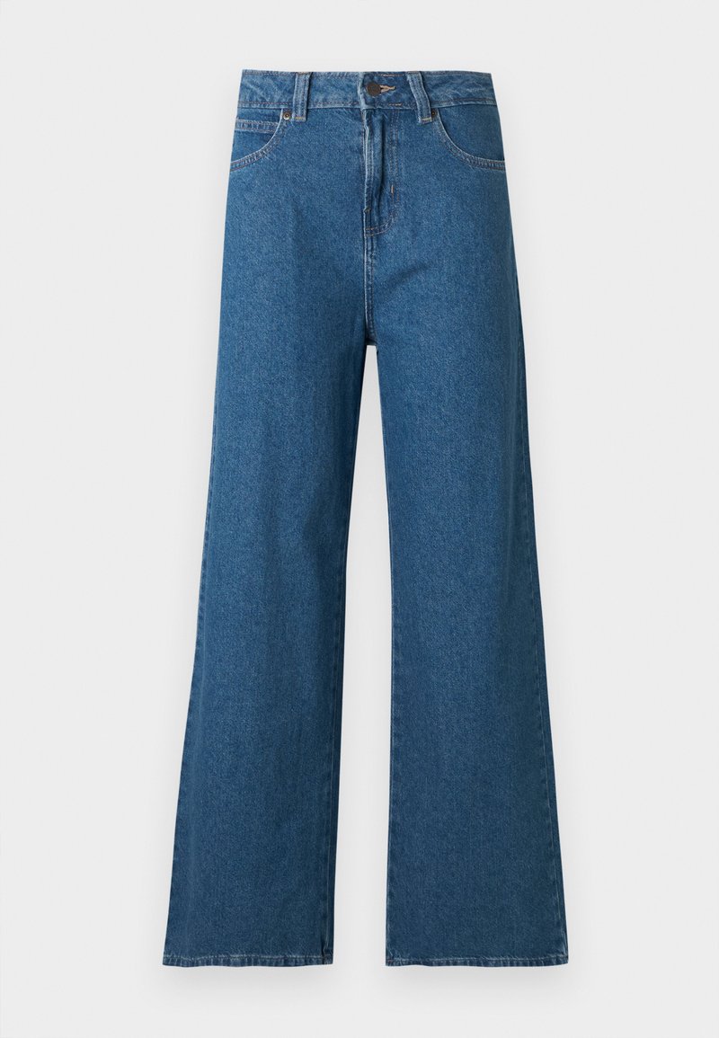 Blauwe wijde denim jeans met knoopsluiting vooraan, ritssluiting en klassiek ontwerp met vijf zakken op een witte achtergrond.