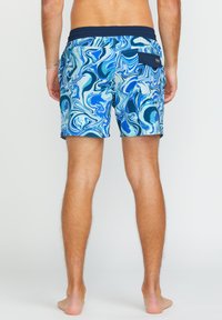 Shorts de bain marbrés bleus et blancs avec une taille élastique, une poche arrière et une coupe décontractée. Tissu lisse et design de longueur moyenne.