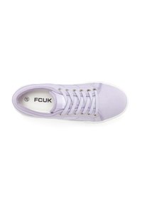 Lila Leinenschuh mit weißer Gummisohle, runder Zehenform und sechs Ösen. Die Marke "FCUK" ist auf der Innensohle gedruckt. Glatte Textur und minimales Design.