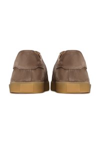 Zapatillas de ante marrón con un diseño de perfil bajo, que presentan una suela de goma y un discreto detalle de costura en el talón.