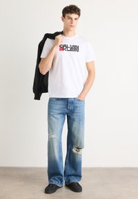Calvin Klein Jeans REDBOX GRAPHIC TEE - Marškinėliai su spaudiniu - brilliant white