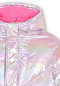 Veste matelassée iridescente avec une finition métallique brillante. Dotée d'une doublure en polaire rose doux et d'un col montant. Texture lisse avec des accents cousus.