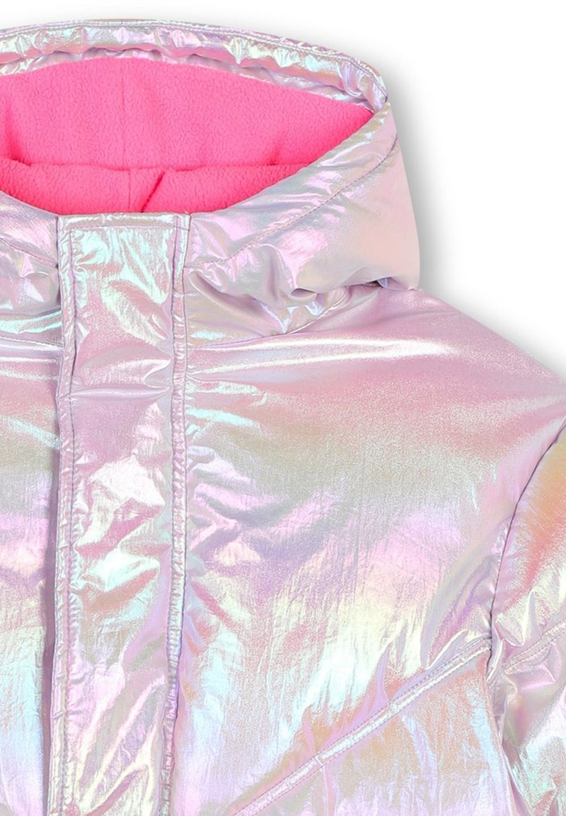 Chaqueta de pluma iridiscente con un acabado metálico brillante. Cuenta con un forro de felpa suave en color rosa y un cuello alto. Textura suave con detalles de costura.