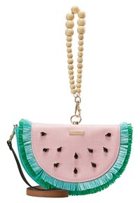 Clutch a tema cocomero con un corpo rosa texturizzato, rifiniture frangiate verdi, dettagli neri e una tracolla in perline e catena.