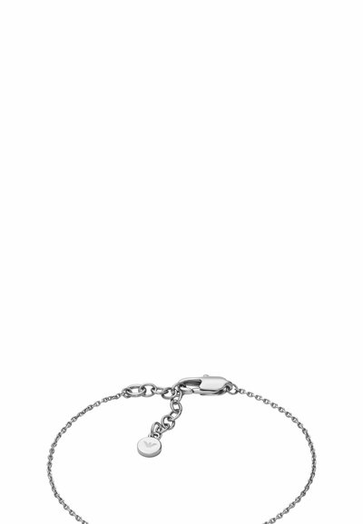 Silverfärgad kedjearmband med en delikat design, med en krabban klämma och en liten rund charm med en logo nära klämman.