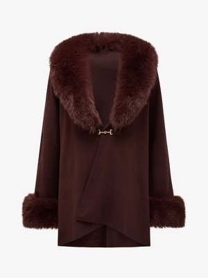 Abrigo cruzado marrón con cuello y puños de piel sintética, cierre frontal diagonal con gancho de tono dorado y silueta holgada.