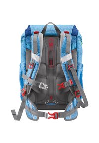 Mochila con un diseño en azul y gris, que presenta correas acolchadas, hebillas ajustables y una superficie texturizada con acentos en contraste.