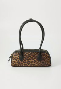 Sac à main imprimé léopard avec accents en cuir noir, fermeture éclair et deux poignées robustes. Forme rectangulaire et surface texturée.