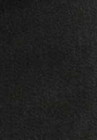 Tejido negro texturizado que presenta un patrón sutil, con un acabado suave que parece liso pero ligeramente mate, creando una superficie uniforme.