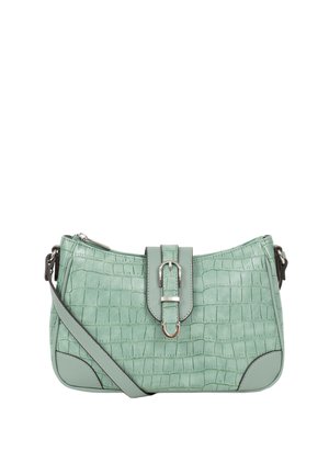 Sac bandoulière vert clair avec texture crocodile, détail boucle argentée sur le rabat avant et bandoulière réglable.