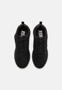 Sneakers neri con lacci realizzati in materiale a rete, caratterizzati da una punta arrotondata, superficie testurizzata e linguetta rinforzata per una facile calzata.