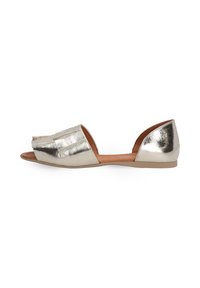 Metalen zilveren open teen sandalen met een platte zool, voorzien van een geplooid ontwerp aan de voorkant en gebogen uitsparingen in de hak. Tan kleurige binnenzool.