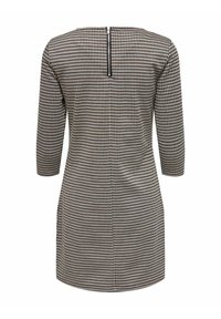 Vue arrière d'une robe longueur genou avec manches 3/4 en motif pied-de-poule noir et blanc, dotée d'une courte fermeture éclair noire en haut au centre.