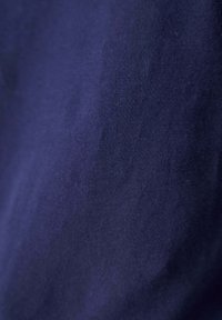 Tessuto di cotone blu navy, dalla texture liscia, con una leggera lucentezza. Il materiale è uniforme con minime variazioni di tonalità.