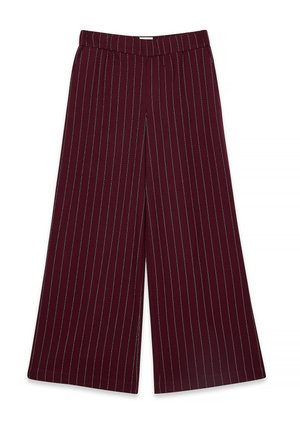 Pantalons amples bordeaux avec un motif à rayures fines bleu clair. Dotés d'une taille élastique et d'un tissu doux et texturé pour le confort.