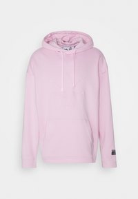 Růžová mikina s kapucí z měkké látky, s přední kapsou, žebrovanými manžetami a raženým logem na hrudi.