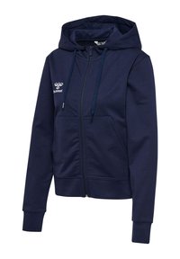 Navyblauwe rits hoodie gemaakt van zacht materiaal, met een trekkoordcapuchon, voorzakken en een geborduurd logo op de borst.