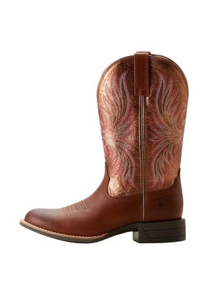 Bota de cowboy de cuero marrón con parte superior de cobre metálico que presenta un bordado intrincado en forma de alas en rosa y plata, tira para tirar y tacón bajo.