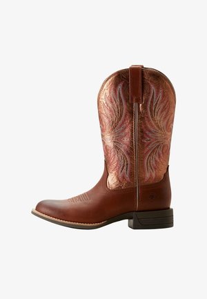 Brun læder cowboystøvle med metallisk kobberoverdel, der har indviklet pink og sølv vingelignende broderi, trækstrop og lav hæl.